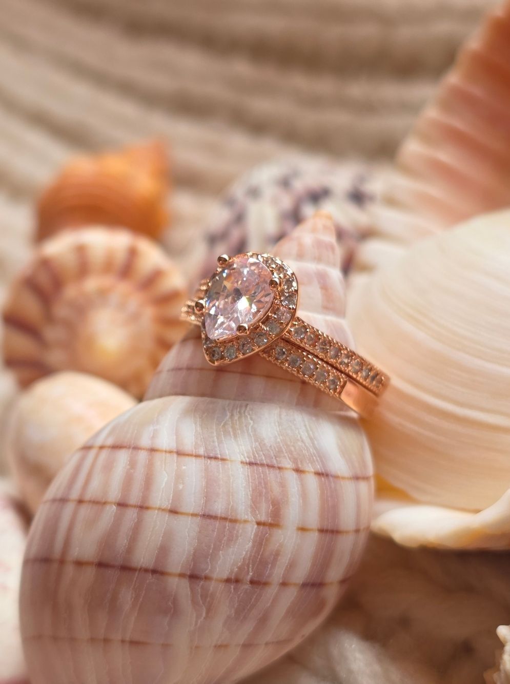 ๐NEW๐ ROSE GOLD SIMULATED DIAMOND HALO RING SET - Picture 8 of 11